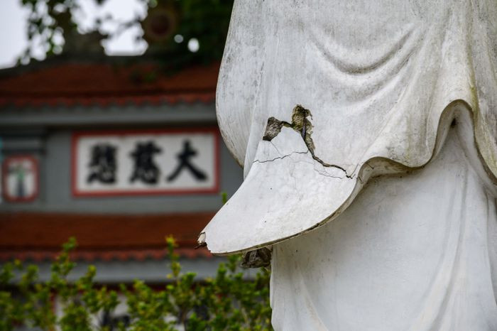 Cổng tam quan lớn của chùa khắc 3 chữ Hán: Diễn Phúc Tự. Theo thời gian, bức tượng Phật bà Quan Âm bị hư hỏng.