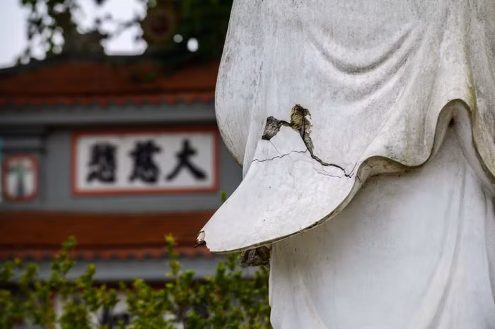 Cổng tam quan lớn của chùa khắc 3 chữ Hán: Diễn Phúc Tự. Theo thời gian, bức tượng Phật bà Quan Âm bị hư hỏng.