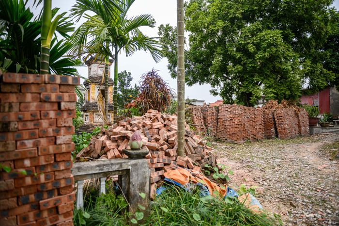 Lô gạch được một mạnh thường quân ở Lai Châu tặng để tu sửa lại chùa vào năm 2019. Do việc tu sửa bị dừng đột ngột, số gạch vẫn nằm trong khuôn viên chùa những năm qua.