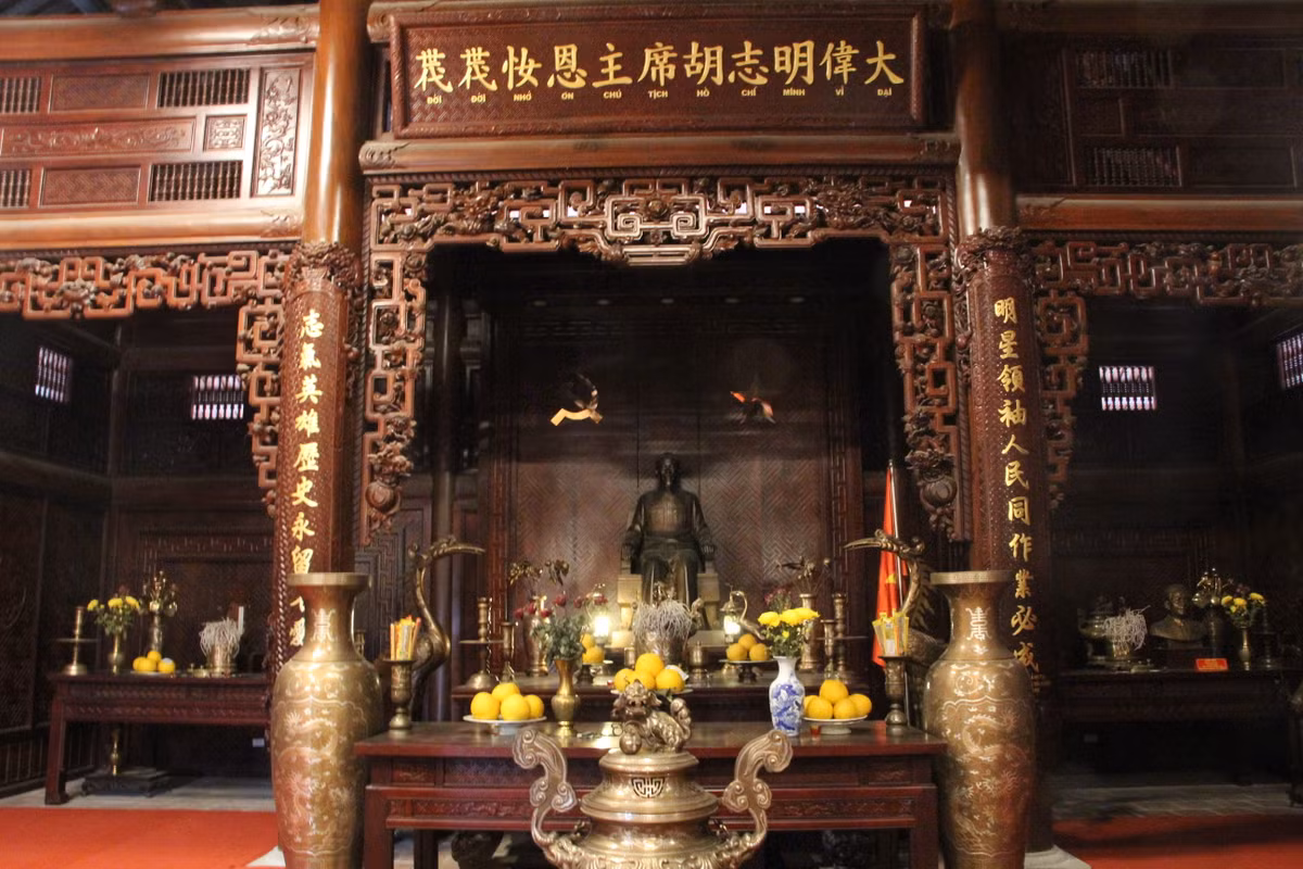 Bác căn dặn: "Đây là máy in của ta, các chú cần giữ gìn cẩn thận, phải thi đua nhau làm việc để in được nhiều tiền cho cả nước tiêu dùng vào công cuộc kháng chiến cứu quốc. Cán bộ và công nhân trong nhà máy phải đoàn kết, thương yêu, giúp đỡ nhau cùng tiến bộ, phải hết sức chú ý bảo quản và tiết kiệm tiền bạc của nhân dân...”.