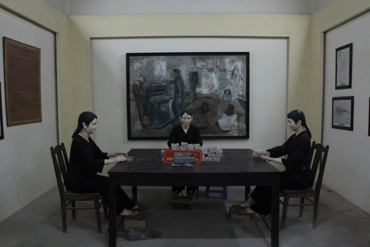 Nhân dân ta rất phấn khởi khi Chính phủ cho đổi tiền Đông Dương lấy tiền Việt Nam. Chỉ trong một thời gian ngắn, nhân dân ở các vùng tự do đã đổi toàn bộ tiền Đông Dương lấy tiền Việt Nam.