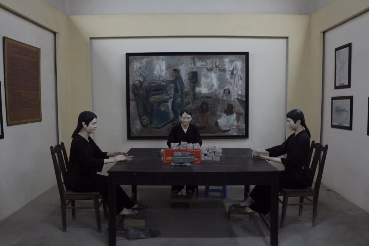 Nhân dân ta rất phấn khởi khi Chính phủ cho đổi tiền Đông Dương lấy tiền Việt Nam. Chỉ trong một thời gian ngắn, nhân dân ở các vùng tự do đã đổi toàn bộ tiền Đông Dương lấy tiền Việt Nam.