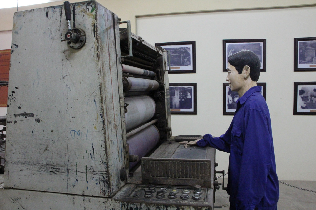 Ngày 31/11/1946, Quốc hội nước Việt Nam Dân Chủ cộng hoà họp kỳ thứ hai, quyết định phát hành đồng tiền Việt Nam và tổ chức thu hồi, đổi tiền Đông Dương trên toàn quốc với mệnh giá 1 đồng, 5 đồng, 10 đồng, 20 đồng, 50 đồng, 100 đồng và tiếp đó là loại 200 đồng, 500 đồng.