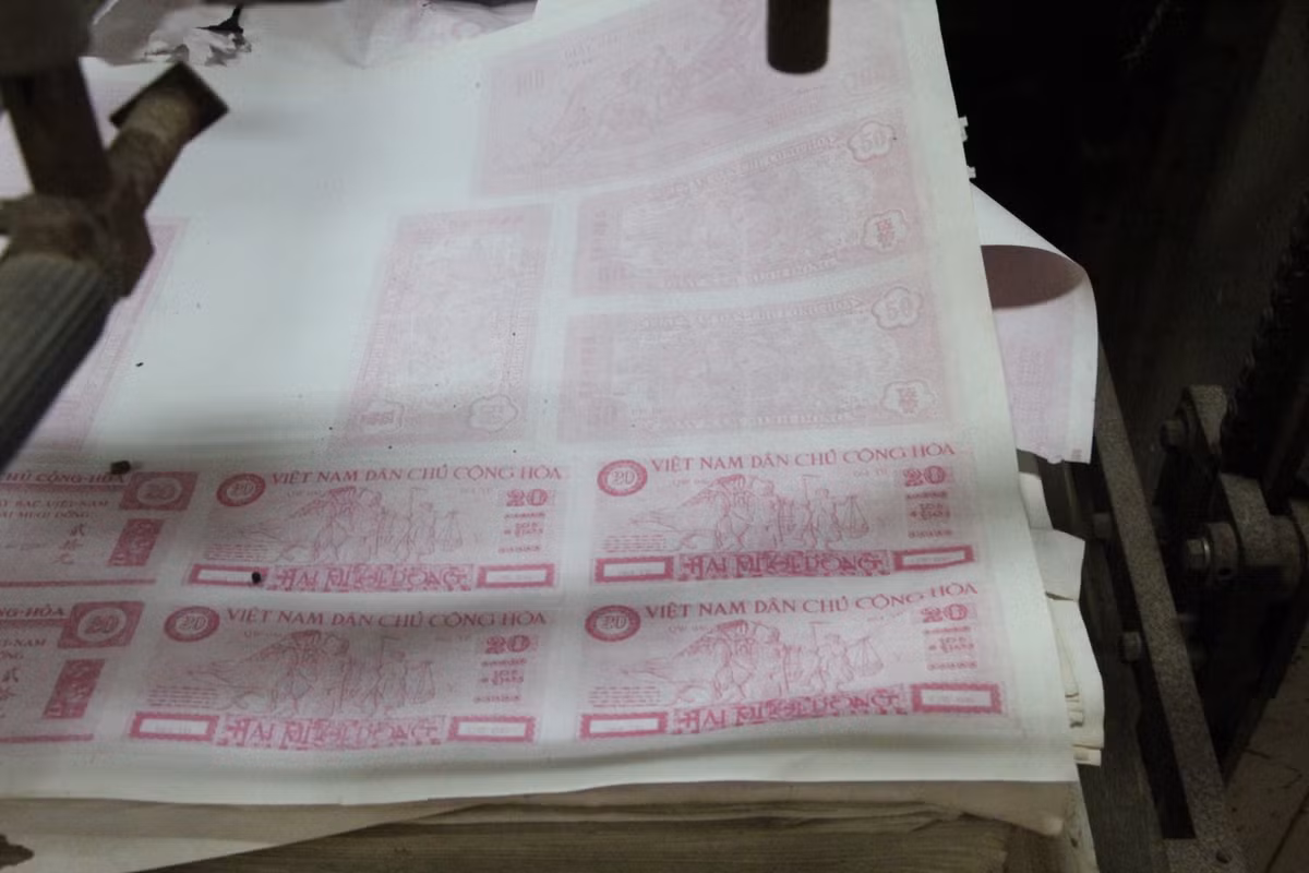 Việc phát hành các loại tiền này do Bộ Tài chính phụ trách, trên đồng tiền có in dòng chữ "giấy bạc tài chính" nên sau này nhân dân ta quen gọi là "giấy bạc tài chính".