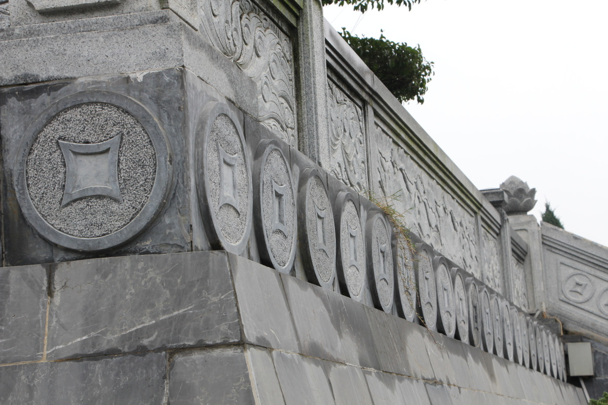 Tại Nhà máy in tiền ở đồn điền Chi Nê đã ra đời đồng bạc mệnh giá lớn nhất lúc bấy giờ là 100 đồng Việt Nam, còn được gọi là tờ bạc "con trâu xanh" vì một mặt in ảnh Bác Hồ, mặt còn lại in hình con trâu màu xanh và hai người nông dân khỏe mạnh đang làm ruộng. Sau khi in, cắt, đóng, đếm xong, tiền được cho vào hòm gỗ chất lên xe bò hoặc xe ngựa chuyển vào kho cất giữ rồi mới tỏa đi ra Bắc vào Nam.