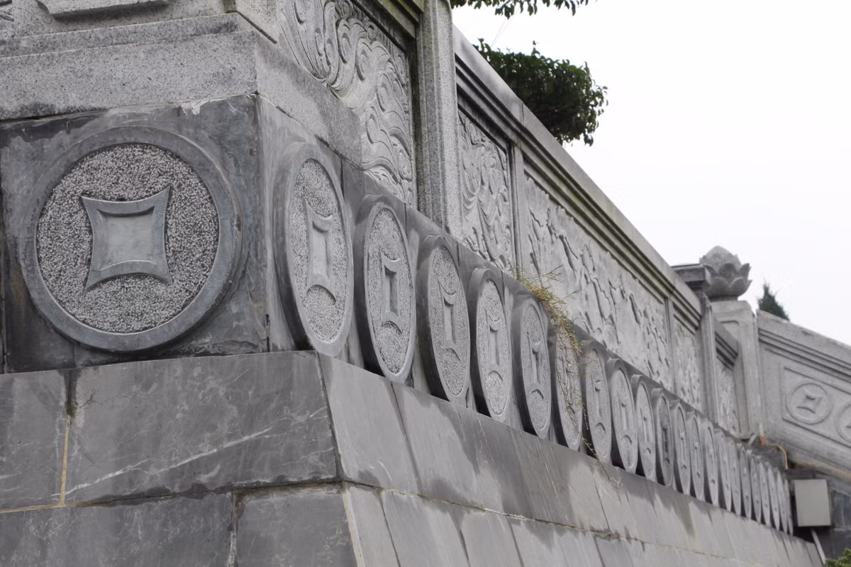 Tại Nhà máy in tiền ở đồn điền Chi Nê đã ra đời đồng bạc mệnh giá lớn nhất lúc bấy giờ là 100 đồng Việt Nam, còn được gọi là tờ bạc "con trâu xanh" vì một mặt in ảnh Bác Hồ, mặt còn lại in hình con trâu màu xanh và hai người nông dân khỏe mạnh đang làm ruộng. Sau khi in, cắt, đóng, đếm xong, tiền được cho vào hòm gỗ chất lên xe bò hoặc xe ngựa chuyển vào kho cất giữ rồi mới tỏa đi ra Bắc vào Nam.