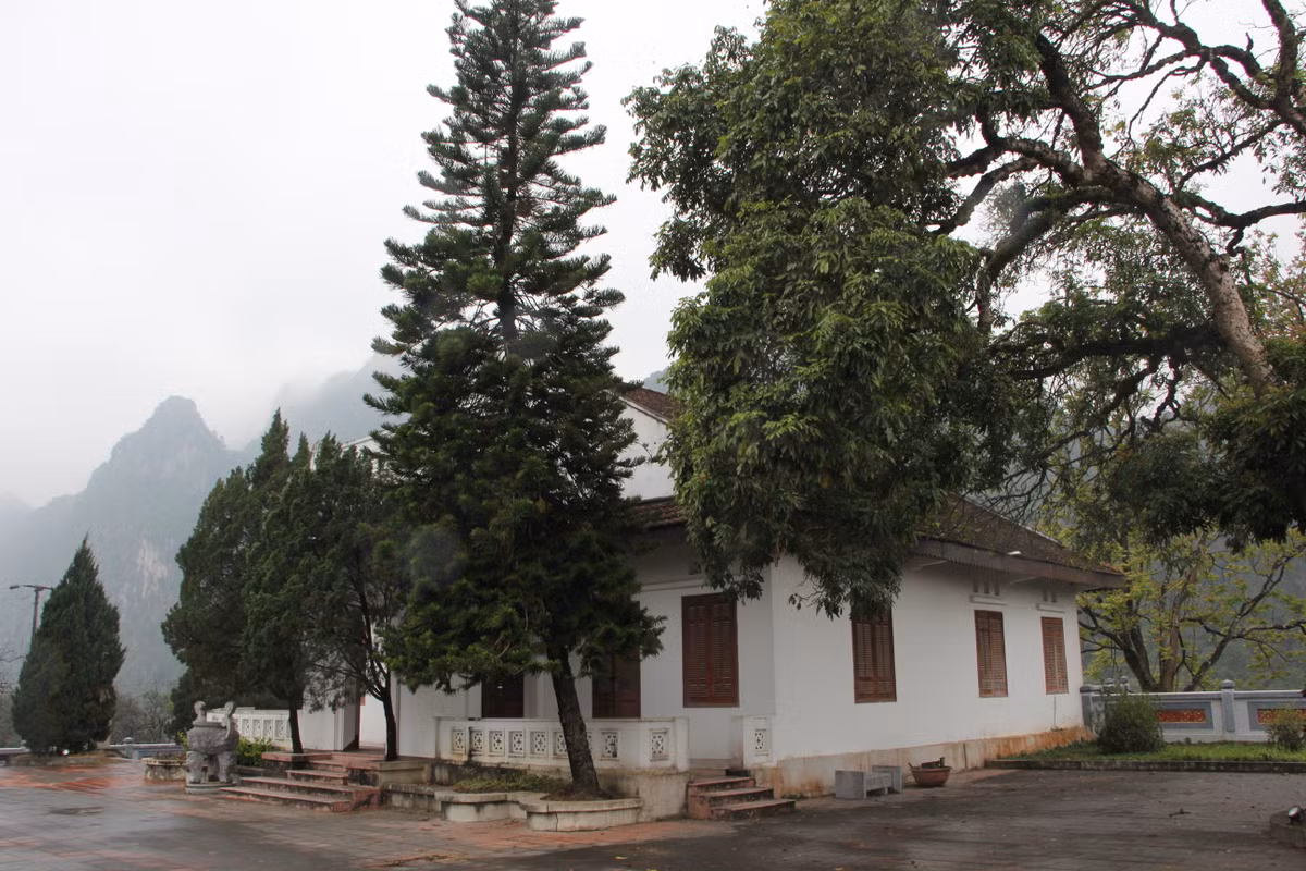 Hơn 40 năm khai phá và xây dựng, đến năm 1943, Bô-ren bán lại đồn điền cho gia đình ông bà Đỗ Đình Thiện là nhà tư sản Việt Nam với giá 2.000 lượng vàng. Là một nhà tư sản yêu nước nên ông bà Đỗ Đình Thiện luôn tìm cách ủng hộ và giúp đỡ cách mạng khi có cơ hội.