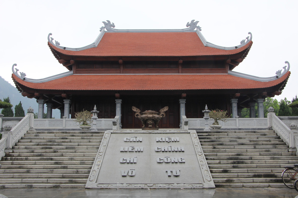 Trong buổi sơ khai của chính quyền cách mạng, nhà máy in tiền còn hết sức đơn giản. Máy móc chưa hiện đại nên cách thức in tiền cũng rất thô sơ: in lần lượt từng màu, số sê-ri, sau đó mới cắt. Mệnh giá lớn được in ốp-sét, mệnh giá nhỏ được in bằng máy sốp, ti-pô. Các mệnh giá tiền được in bao gồm 100 đồng, 5 đồng, 2 đồng, 1 đồng, 5 hào, 2 hào, 1 hào.