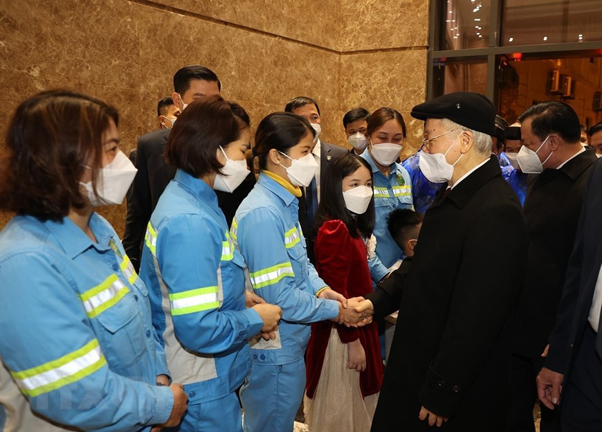 Tổng Bí thư Nguyễn Phú Trọng thăm hỏi, chúc Tết công nhân môi trường. (Ảnh: Trí Dũng/TTXVN)