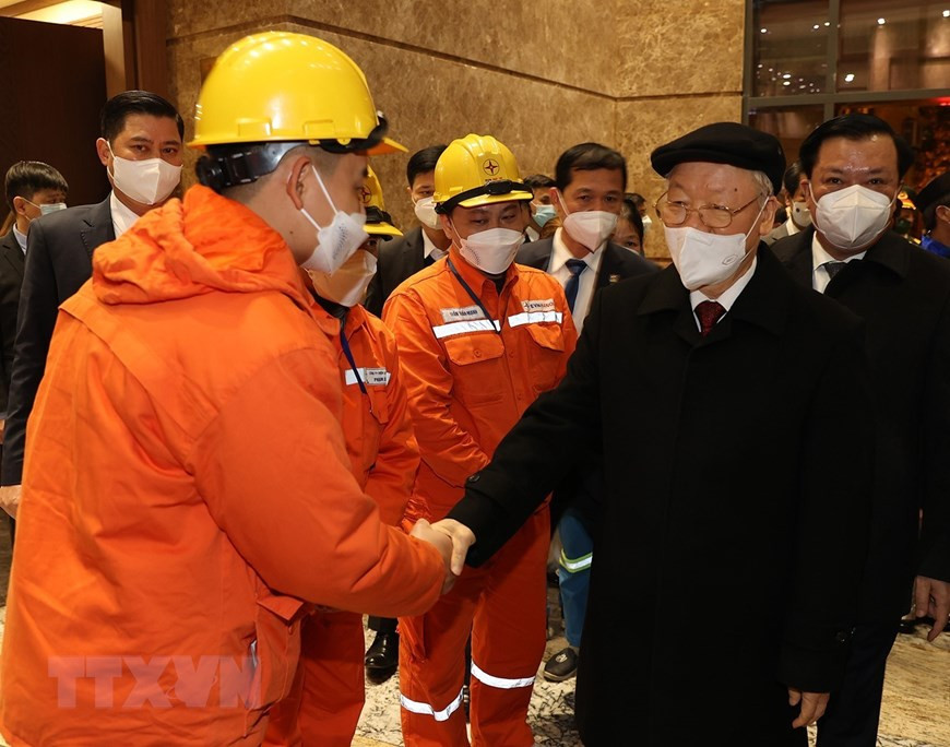 Tổng Bí thư Nguyễn Phú Trọng thăm hỏi, chúc Tết công nhân ngành điện. (Ảnh: Trí Dũng/TTXVN)