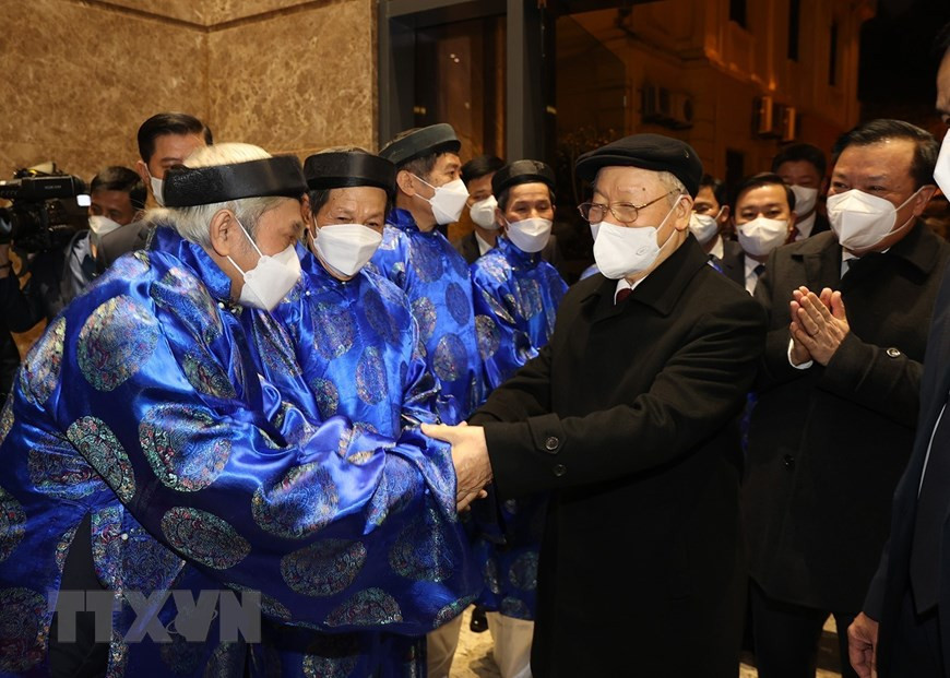 Tổng Bí thư Nguyễn Phú Trọng thăm hỏi, chúc Tết các cụ cao tuổi. (Ảnh: Trí Dũng/TTXVN)