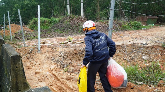 Sắp đưa vào khai thác, tuyến cao tốc La Sơn - Túy Loan bị “xé rào” nhiều nơi - Hình 8 Sap dua vao khai thac, tuyen cao toc La Son - Tuy Loan bi “xe rao” nhieu noi-Hinh-8