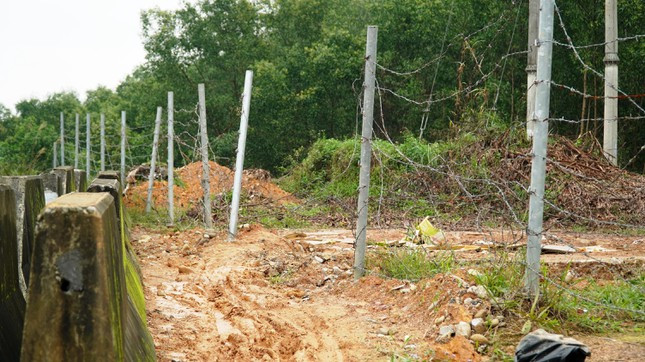 Sắp đưa vào khai thác, tuyến cao tốc La Sơn - Túy Loan bị “xé rào” nhiều nơi - Hình 7 Sap dua vao khai thac, tuyen cao toc La Son - Tuy Loan bi “xe rao” nhieu noi-Hinh-7