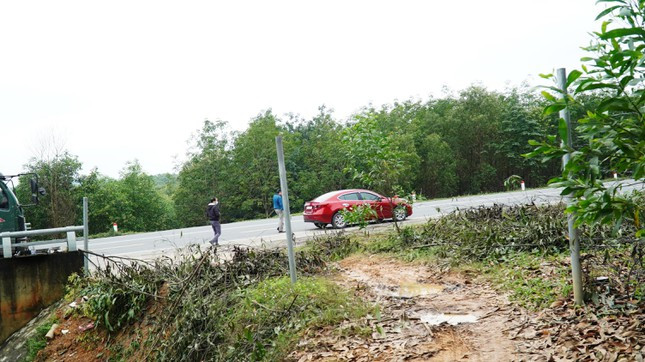 Sắp đưa vào khai thác, tuyến cao tốc La Sơn - Túy Loan bị “xé rào” nhiều nơi - Hình 13 Sap dua vao khai thac, tuyen cao toc La Son - Tuy Loan bi “xe rao” nhieu noi-Hinh-13