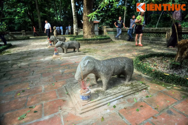 Phía trước của lăng, nằm đối xứng hai bên có tượng quan hầu và bốn đôi tượng giống đối nhau. Theo thứ tự tính từ mộ ra, bên trái là quan văn, bên phải là quan võ, đến tượng nghê, ngựa, tê giác và hổ.