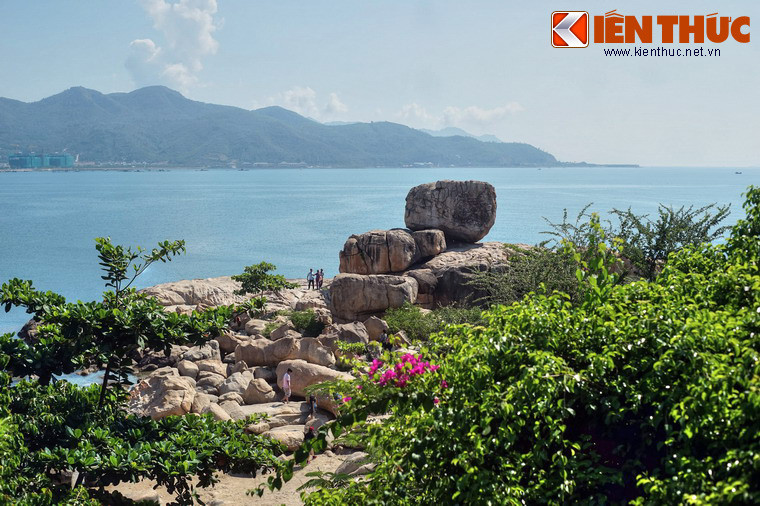 3. Hòn Chồng Nha Trang là một thắng cảnh tự nhiên rất độc đáo nằm ở khóm Hòn Chồng, phường Vĩnh Phước, thành phố Nha Trang. Đây là một bãi đá có diện tích khá rộng, bao gồm nhiều tảng đá lớn nằm chồng lên nhau bên bờ biển dưới chân đồi La San.