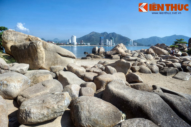 Không chỉ hấp dẫn với hình dáng phong phú của các phiến đá, Hòn Chồng còn là nơi lý tưởng để thưởng ngoạn cảnh đẹp của Nha Trang.