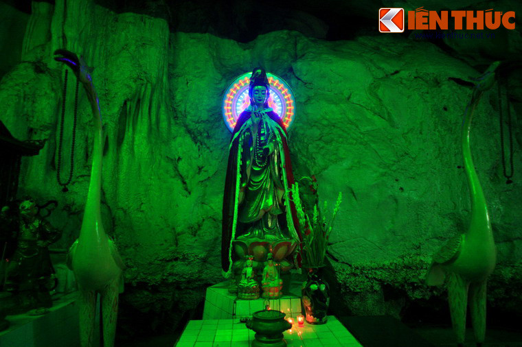 Tên gọi chùa Hang bắt nguồn từ việc chính điện của chùa nằm gọn trong hang động ăn vào lòng núi. Đây là một động đá vôi có hai cửa chạy theo trục Đông Bắc –Tây Nam, chiều dài hơn 50 mét.