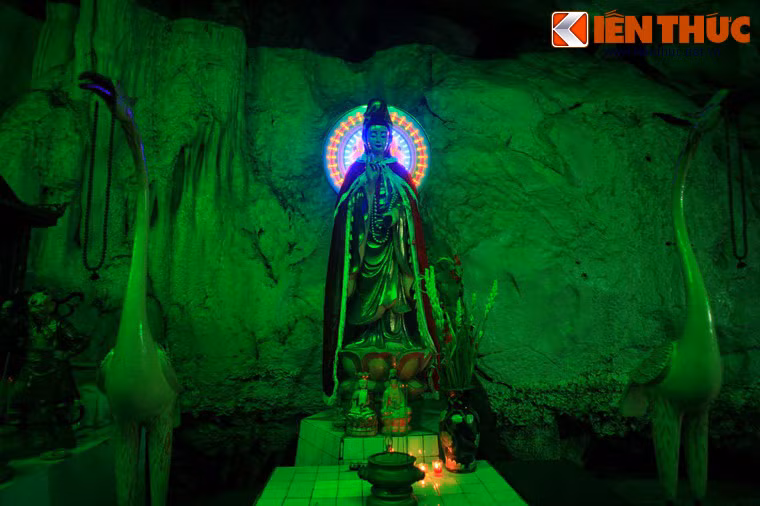 Tên gọi chùa Hang bắt nguồn từ việc chính điện của chùa nằm gọn trong hang động ăn vào lòng núi. Đây là một động đá vôi có hai cửa chạy theo trục Đông Bắc –Tây Nam, chiều dài hơn 50 mét.