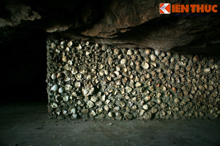 Hang động này được tạo thành từ núi đá vôi bị nước biển xâm thực trong hàng vạn năm. Căn cứ vào lượng vỏ sò hến thu được, người ta phỏng đoán vào thời xa xưa núi Hải Sơn từng nằm dưới mực nước biển. Sau này, vỏ sò ốc được dùng làm vật liệu xây dựng một số công trình của chùa Hang.