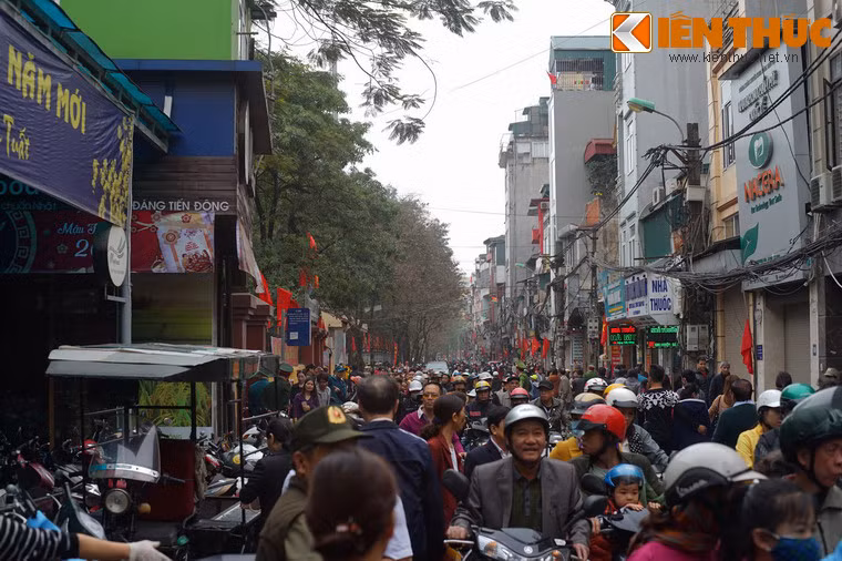 Đường Đặng Tiến Đông, trục đường chạy dọc khu di tích Gò Đống Đa chật kín khách hành hương.