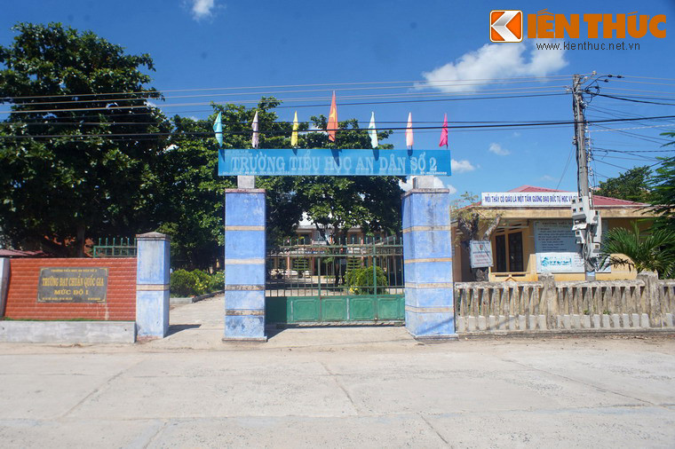 Tại tòa thành cổ này, vào ngày 01/5/1904, đồng chí Trần Phú đã được thân mẫu là bà Hoàng Thị Cát hạ sinh. Ông là con thứ 7 trong gia đình. Ảnh: Trường tiểu học An Dân số 2 nằm trong thành An Thổ.