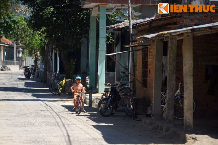 Trải qua thăng trầm của lịch sử, thành An Thổ chỉ còn lại những dấu tích mờ nhạt. Phần lớn diện tíchcủa tòa thành là khu dân cư, các công trình công cộng và đất canh tác. Ảnh: Một con đường trong thành.