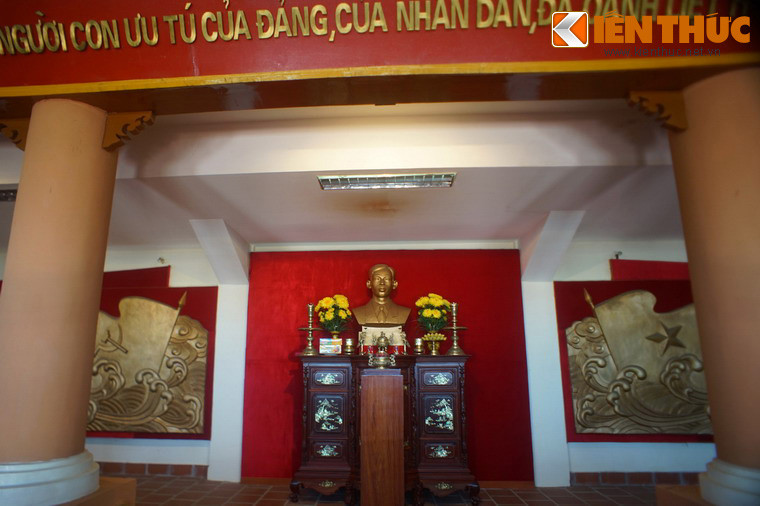 Giữa khu trưng bày là tượng bán thân bằng đồng của đồng chí Trần Phú cùng với lời nhận xét của Chủ tịch Hồ Chí Minh: “Đồng chí Trần Phú là một người con ưu tú của Đảng và của nhân dân, đã oanh liệt hy sinh cho cách mạng”.