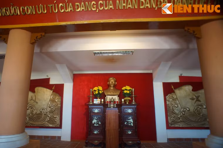 Giữa khu trưng bày là tượng bán thân bằng đồng của đồng chí Trần Phú cùng với lời nhận xét của Chủ tịch Hồ Chí Minh: “Đồng chí Trần Phú là một người con ưu tú của Đảng và của nhân dân, đã oanh liệt hy sinh cho cách mạng”.