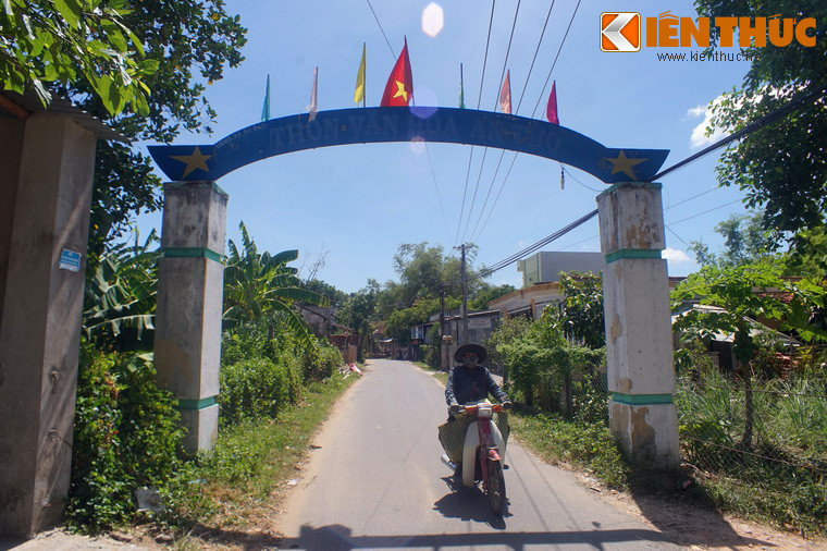 Ngược dòng lịch sử, thành An Thổ được xây dựng trong khoảng thời gian từ năm 1832 đến năm 1836 dưới thời vua Minh Mạng. Thành có bình đồ hình vuông, với diện tích khoảng 6.400m2. Ảnh: Cổng chào của thôn An Thổ.