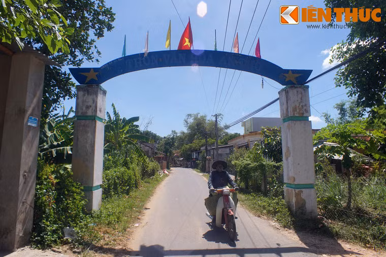 Ngược dòng lịch sử, thành An Thổ được xây dựng trong khoảng thời gian từ năm 1832 đến năm 1836 dưới thời vua Minh Mạng. Thành có bình đồ hình vuông, với diện tích khoảng 6.400m2. Ảnh: Cổng chào của thôn An Thổ.