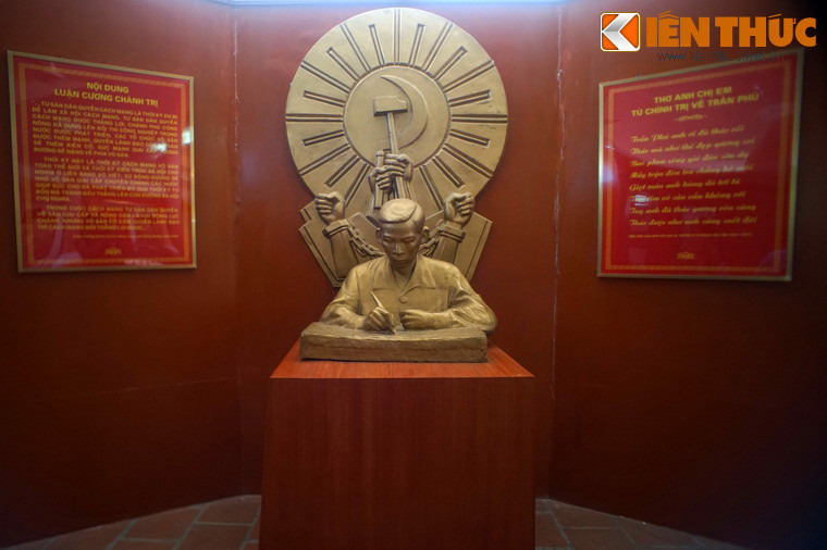 Các khu vực trưng bày tái hiện cuộc đời và sự nghiệp cách mạng của đồng chí Trần Phú, mà đóng góp tiêu biểu của ông là bản Luận cương chính trị tại Hội nghị Trung ương lần thứ nhất (tháng 10/1930). Chính tại hội nghị này, đồng chí Trần Phú được bầu làm Tổng bí thư.