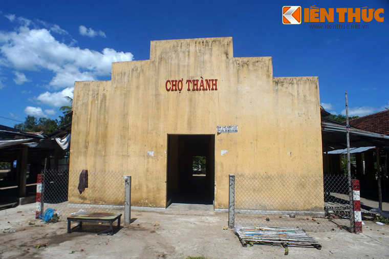 Trong thời gian từ 1901 đến 1906, ông Trần Văn Phổ là phụ thân của cố Tổng bí thư Trần Phú được cử vào Phú Yên giữ chức Giáo thụ tại phủ Tuy An. Ông Phổ đưa cả gia đình vào làm việc và sinh sống tại thành An Thổ. Ảnh: Chợ Thành, khu chợ của thôn An Thổ.