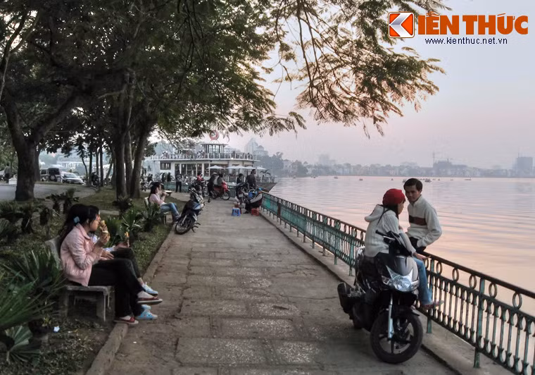 Nằm giữa hai hồ nước tuyệt đẹp, đường Thanh Niên được coi là con đường lãng mạn nhất Hà Nội. Mỗi mùa, cảnh vật ở đây lại có sắc thái riêng, khiến lòng người xao xuyến.