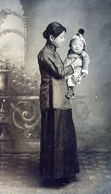 Bà mẹ và cậu con trai kháu khỉnh. Theo quan niệm của người Trung Quốc, sinh được con trai là niềm tự hào của mội người phụ nữ. Ảnh tư liệu.