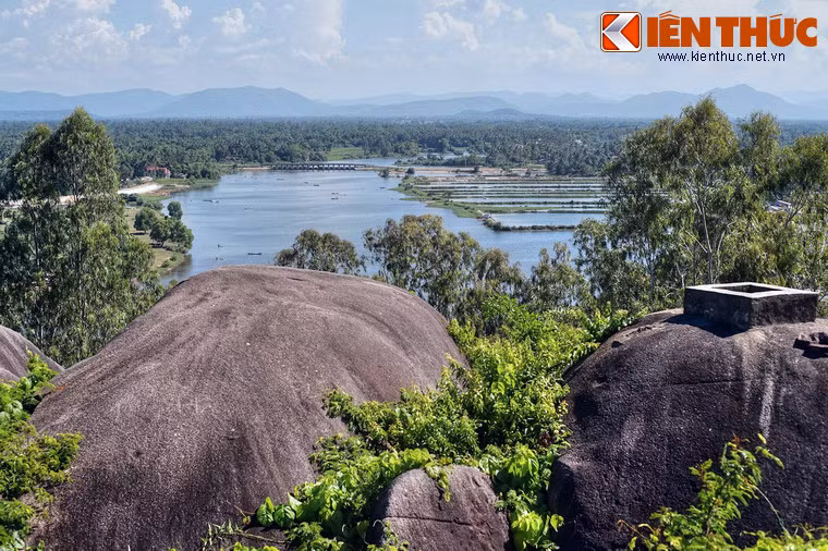 Từ trên đỉnh núi Phú Thọ, có thể thưởng ngoạn quang cảnh bao la của dòng sông Trà Khúc và các xóm làng, vườn tược bên bờ sông...