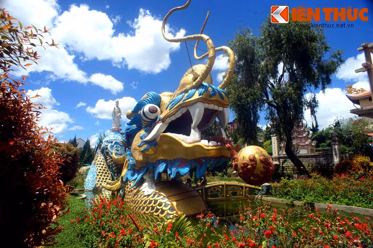 Chùa có một khuôn viên rộng rãi, trồng nhiều loài hoa và cây cảnh. Trong sân chùa có một tượng Quan Thế Âm thị hiện trên thân một con rồng dài bằng xi măng cốt thép được tạo tác rất mỹ thuật.