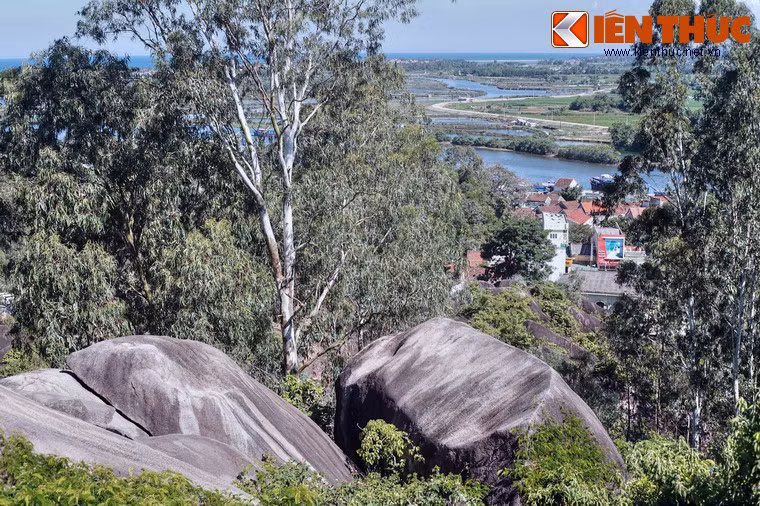 Đứng từ đỉnh núi Phú Thọ nhìn xuống, Cổ Lũy cô thôn ẩn hiện sau cây cối, như một mảng màu rực rỡ tô điểm bức tranh phong cảnh tuyệt đẹp của xứ Quảng.