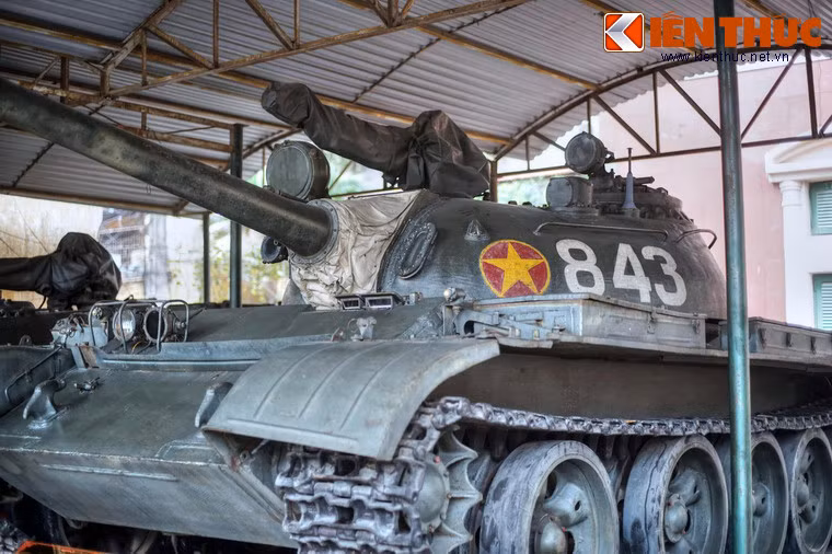 Một chiếc xe tăng T54 được dùng làm hiện vật đồng dạng của xe tăng T54 – số hiệu 843, thuộc Đại đội 4, Tiểu đoàn 1, Lữ đoàn xe tăng 203. Ngày 30/4/1975 xe tăng này đã dẫn đầu đội hình vào Sài gòn và húc vào cổng phụ của Dinh Độc Lập. Hiện vật gốc hiện được trưng bày ở Bảo tàng Lịch sử Quân sự.