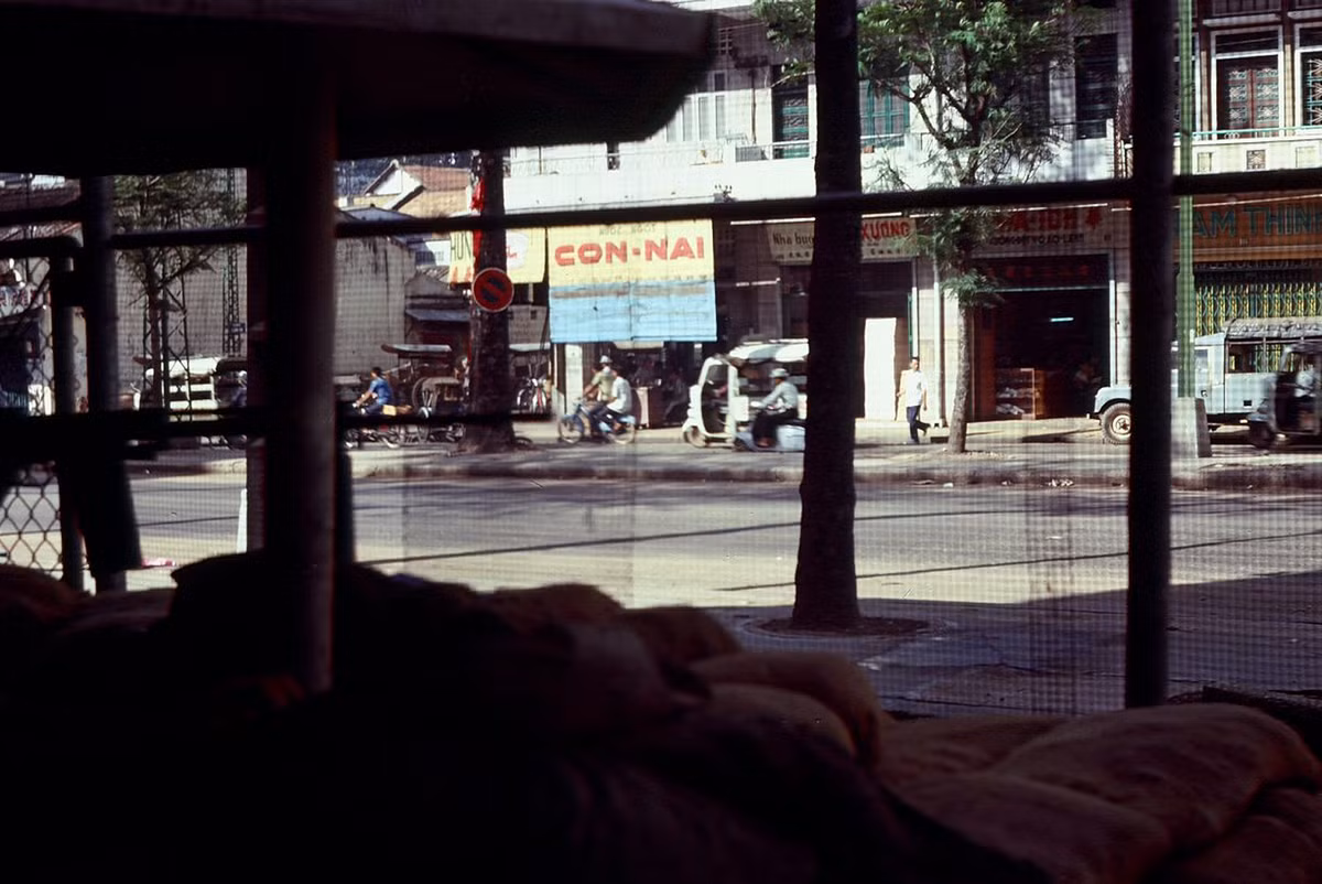 Đường Tổng Đốc Phương nhìn từ chốt gác ở tầng trệt cư xá Canberra BEQ. Ảnh: Pronto.au104.org.