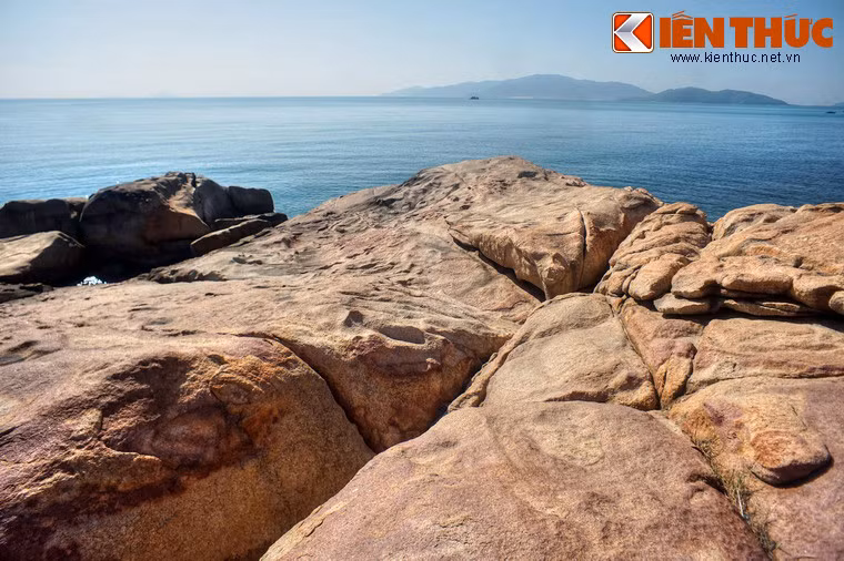 Từ Hòn Chồng phóng tầm mắt ra xa có thể thấy các đảo Hòn Yến, Hòn Tre... ẩn hiện giữa trời biển bao la.