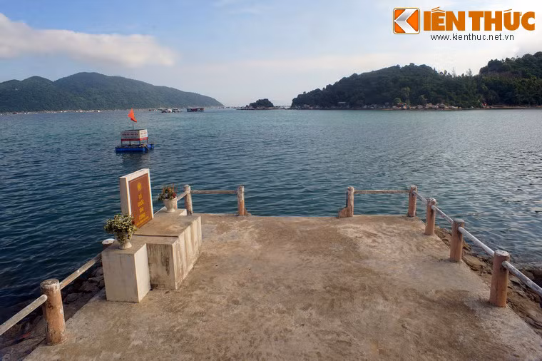 Tận dụng các yếu tố quận lợi, Lữ đoàn vận tải 125 Hải quân Nhân dân Việt Nam đã chở trót lọt vào bến ba chuyến tàu chỉ trong vòng hơn 2 tháng. Ảnh: Bến tàu ở khu du tích Tàu Không số Vũng Rô.