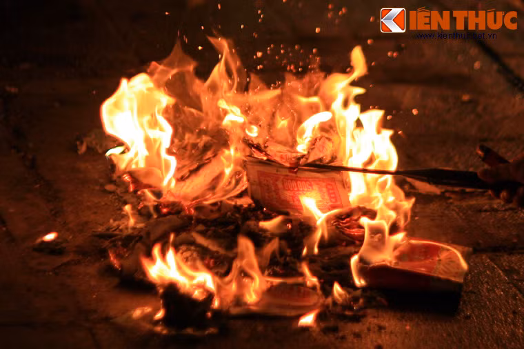 Thượng tọa Thích Đức Trường cho rằng đốt vàng mã có hại chứ không có lợi ích gì.