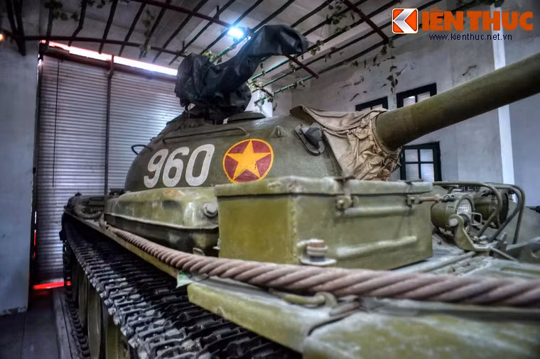 Xe tăng T54 số hiệu 960 thuộc biên chế Đại đội 10 - Tiểu đoàn 20 - Đoàn M26 Thiết giáp Miền Đông Nam Bộ. Đây là chiếc xe truyền thống của bộ đội Thiết giáp miền Đông Nam Bộ, đã lập thành tích xuất sắc trong các trận Lộc Ninh (1972), Núi Gió, Bù Bông, Kiến Đức (1973), Bình Long, Phước Long, Chiến dịch Hồ Chí Minh (1975).