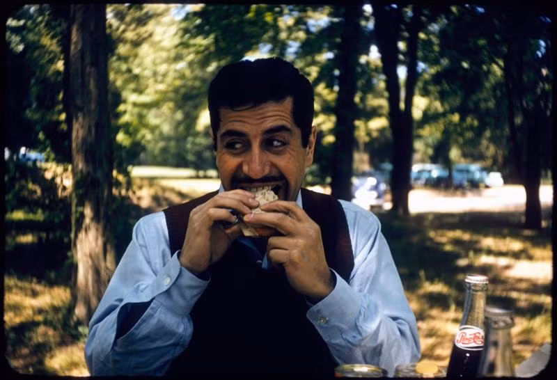 Người đàn ông thưởng thức đồ ăn tại bữa tiệc trong vườn nhà. Ảnh: Bousquairol's Gallery.