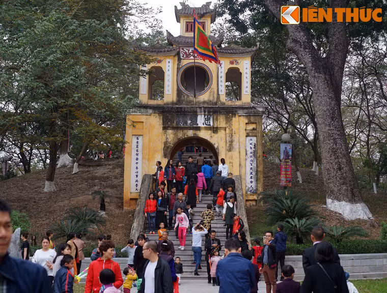 Quang cảnh tại cổng chính dẫn lên gò.