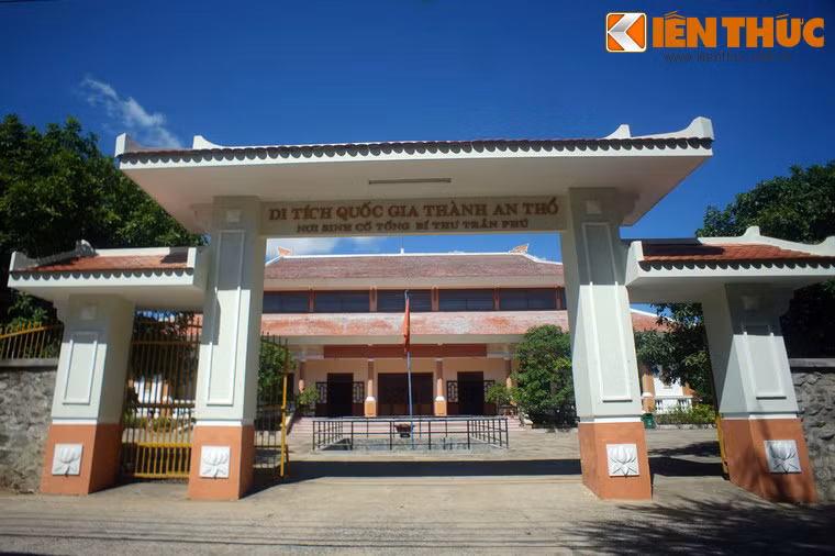 Trên tòa công đường của thành An Thổ ngày trước, một tòa nhà 2 tầng bề thế rộng 750m2 đã được xây dựng làm nơi trưng bày hiện vật, tư liệu của Khu di tích lịch sử quốc gia thành An Thổ.