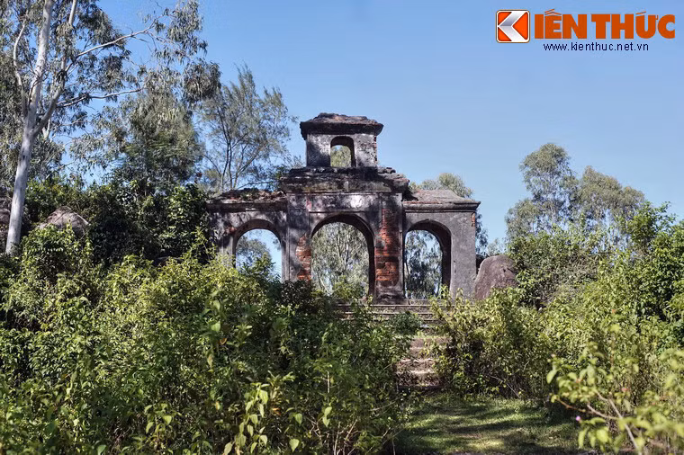 Ngày nay, rải rác trên đỉnh núi là các phế tích của Thạch Sơn tự và một số đồn bốt được xây dựng sau khi người Việt định cư tại vùng đất Quảng Ngãi.