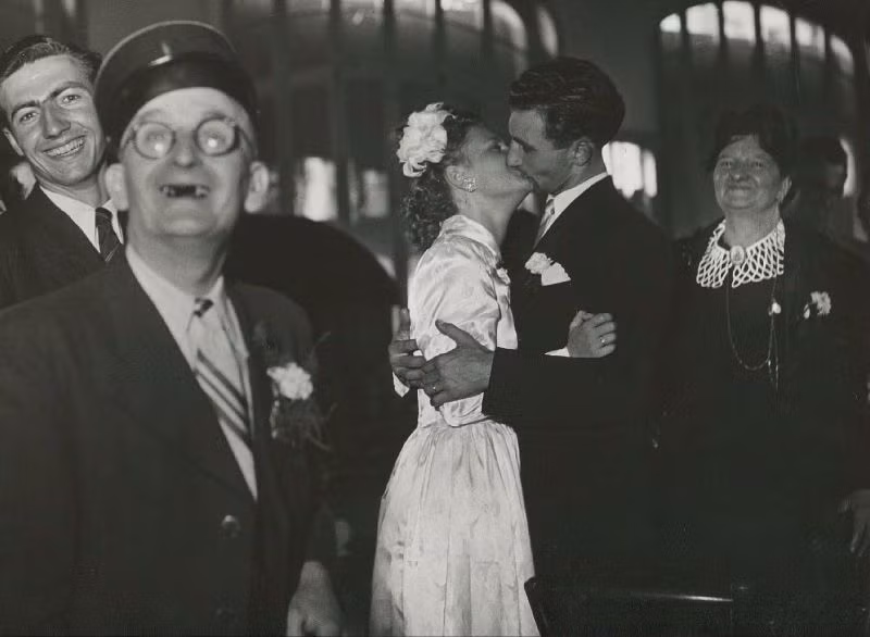 Nụ hôn của cô dâu và chú rể, 1952. Ảnh: Robert Doisneau.