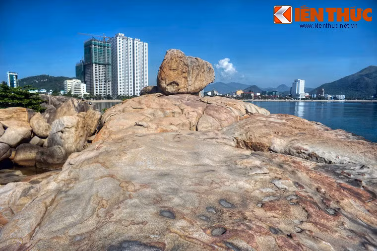 Cảm động hơn cả là câu chuyện về con thuyền từ khơi xa của một đôi vợ chồng trẻ bị sóng to gió lớn đánh trôi dạt vào bờ, đụng vào vách đá mà vỡ tung. Người chống một tay dìu vợ, một tay anh cố bám vào vách đá. Do không vững, vách đá đổ ào và nhấn chìm cả đôi vợ chồng bất hạnh...